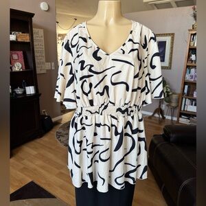 Joress black & white short sleeve Vneck blouse-size 1X